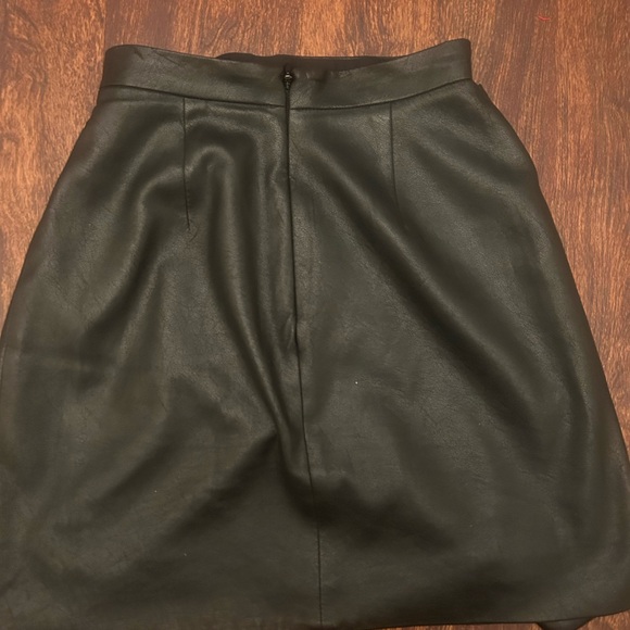 BCBG Maxazria Yulissa Skirt Womens XXS Faux Leather Buckle Wrap Busted Seam - Picture 10 of 11